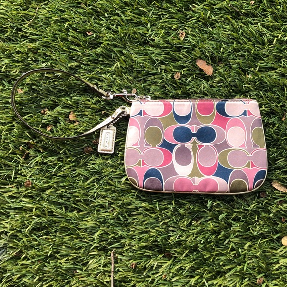 *HOST PICK* ⭐️🎉 Coach satin wristlet with gold leather piping - Picture 2 of 5